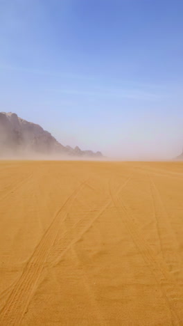 paisaje desértico con montañas y vehículo