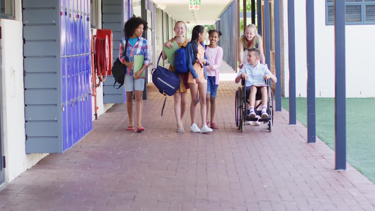 행복하고 장애가 있는 학교 아이들이 학교에서 함께 걸어다니고 있습니다.
