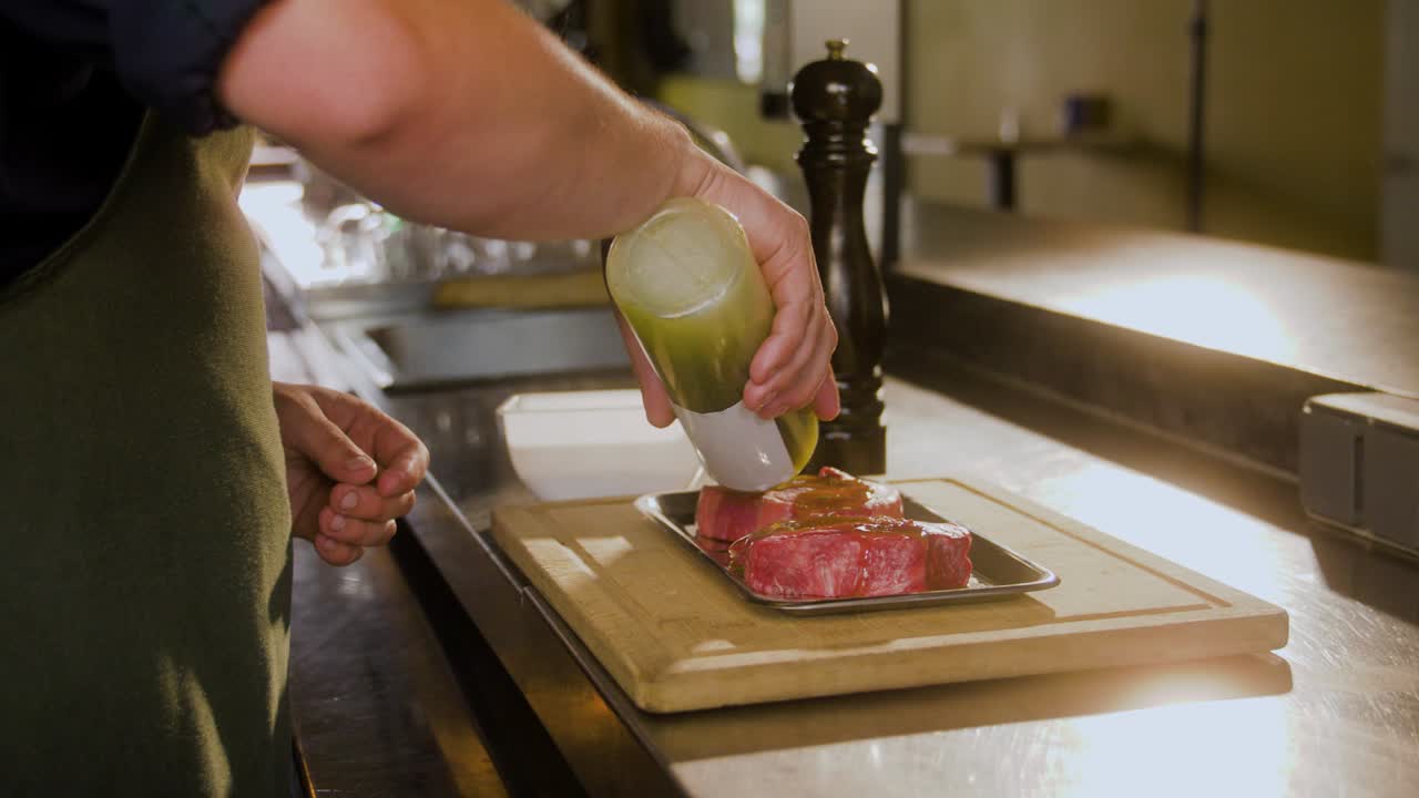 chef vierte aceite en carne cruda