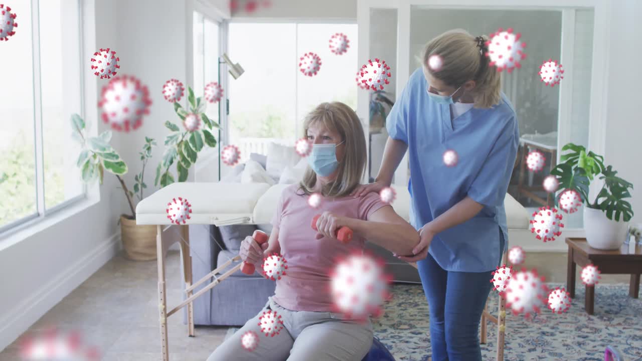 코로나 바이러스 세포의 애니메이션 백인 고령 여성과 마스크를 쓰고 운동하는 간호사