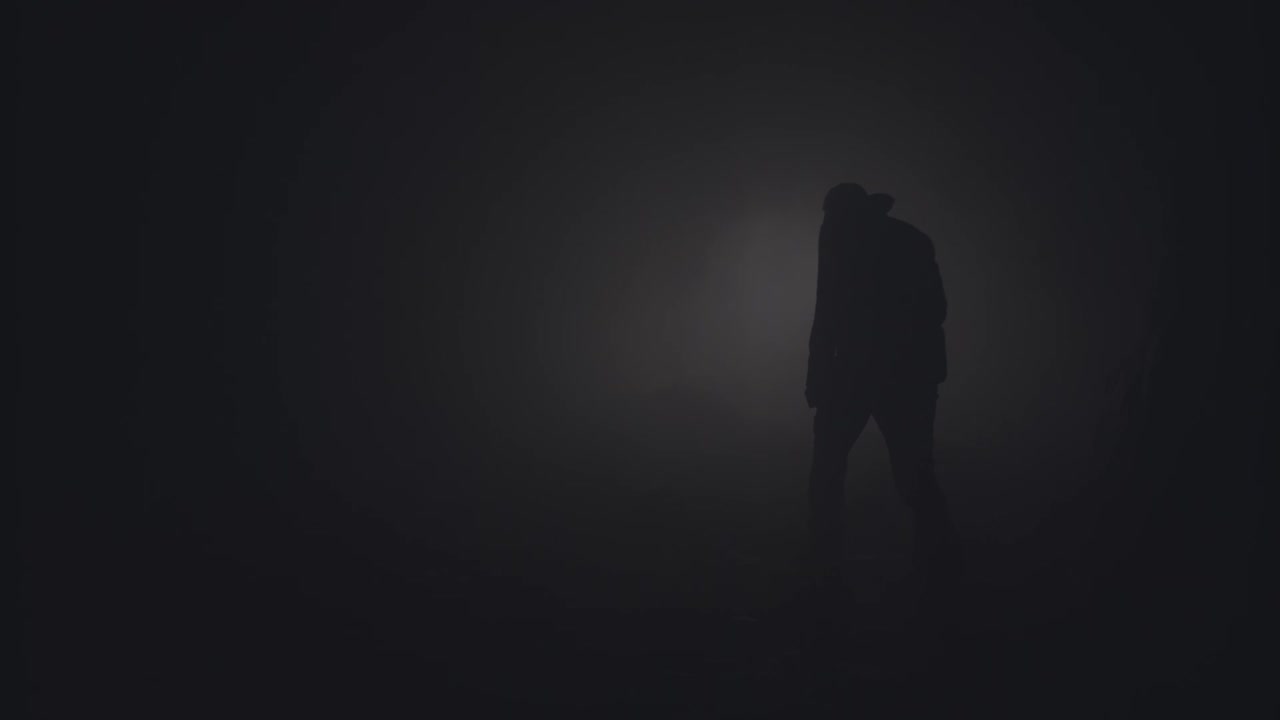 silueta de una persona caminando en la niebla