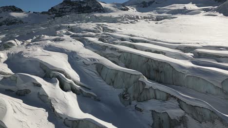 Luftstoß-Eines-Gletschers-Und-Seiner-Gletscherspalten,-Relief-Und-Schneedecke