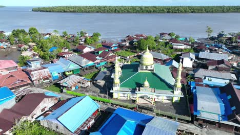 El-Islam-Es-Una-Creencia-Minoritaria-En-Papúa,-Pero-Hay-Una-Hermosa-Mezquita-Tomada-Con-Un-Dron-En-La-Ciudad-De-Agats-Asmat-Papúa.