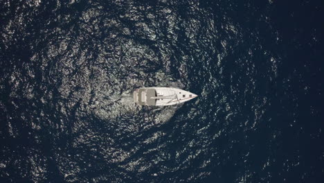 Sailing-alone-in-a-deep-and-flat-ocean-on-a-summer-day-on-a-sailing-yacht---rising-up-shot