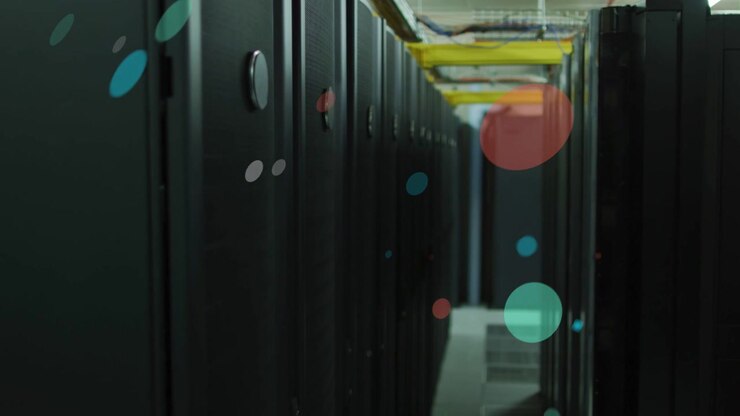 Armadi server allineati lungo il corridoio, immobili, mentre cerchi color verde acqua si spostano da destra mostrando il flusso di dati