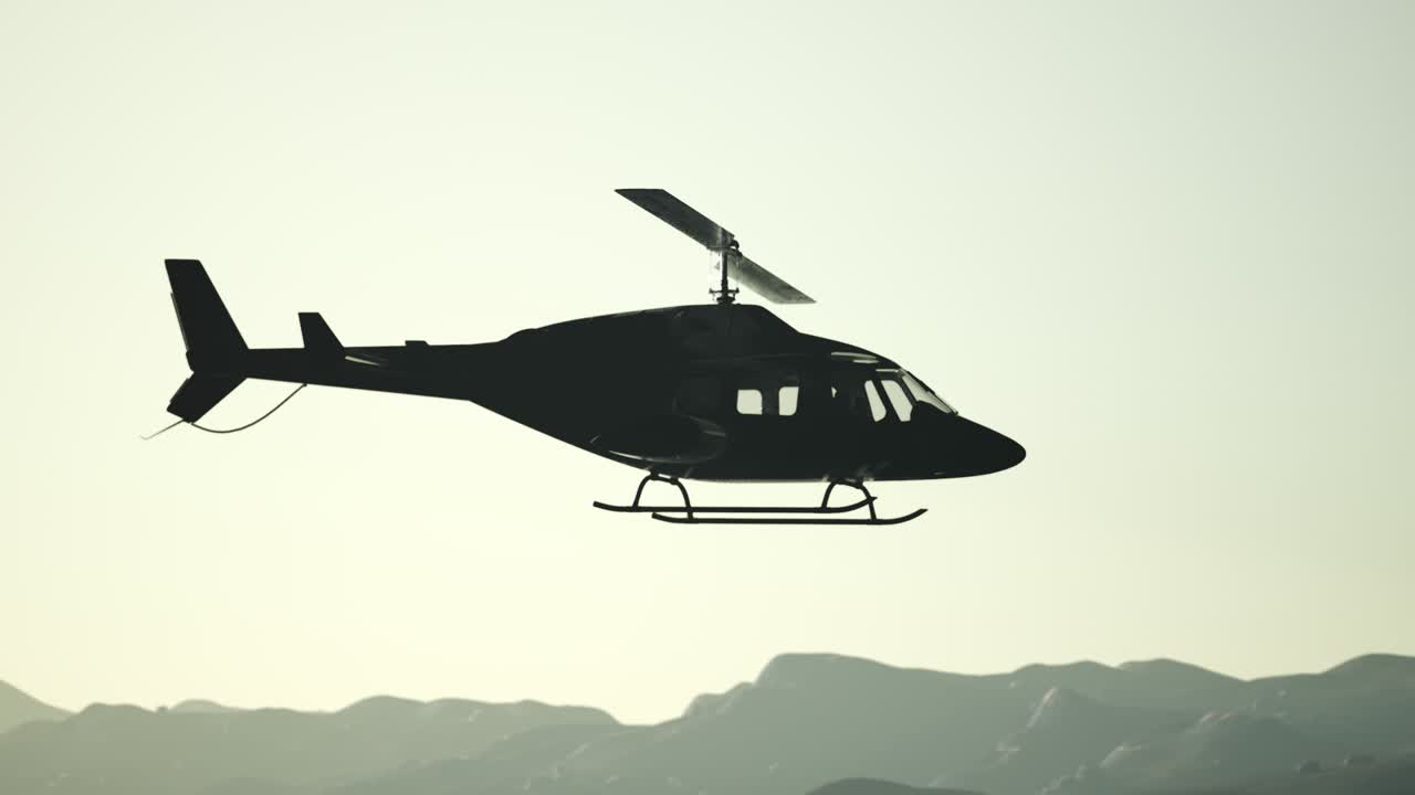 극단적 인 느린 움직임 비행 헬리 ⁇ 터와 해가 지는 하늘