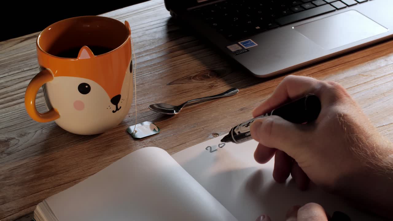 escritura a mano de texto en un libro