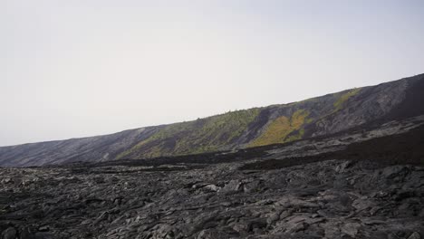 Impresionantes-Vistas-De-Flujos-De-Lava-Recientes-Y-Más-Antiguos-Desde-El-Fondo-Mirando-Hacia-La-Cumbre-En-Un-Día-Nublado-En-Hawai