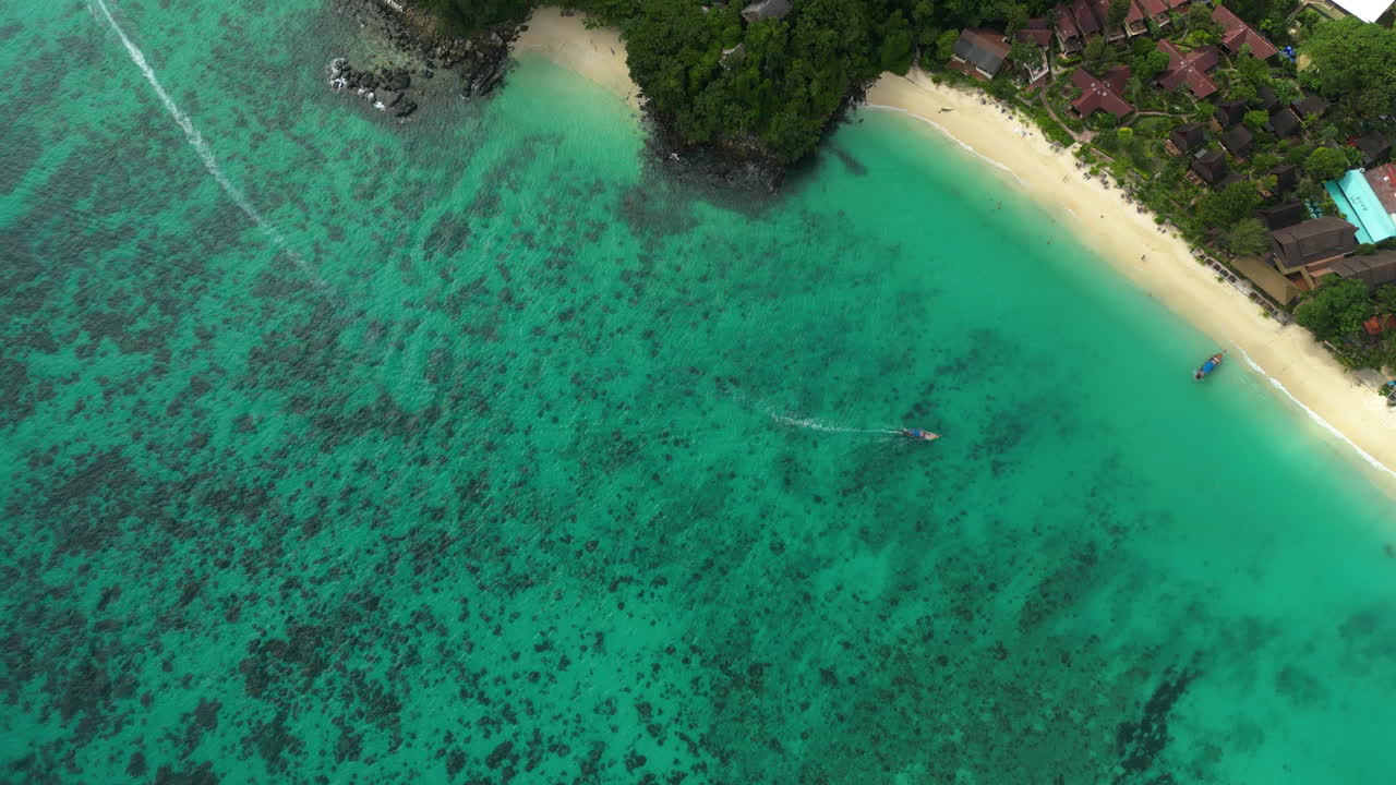 barcos navegando a través de las aguas turquesas de la isla tailandesa, koh phi phi