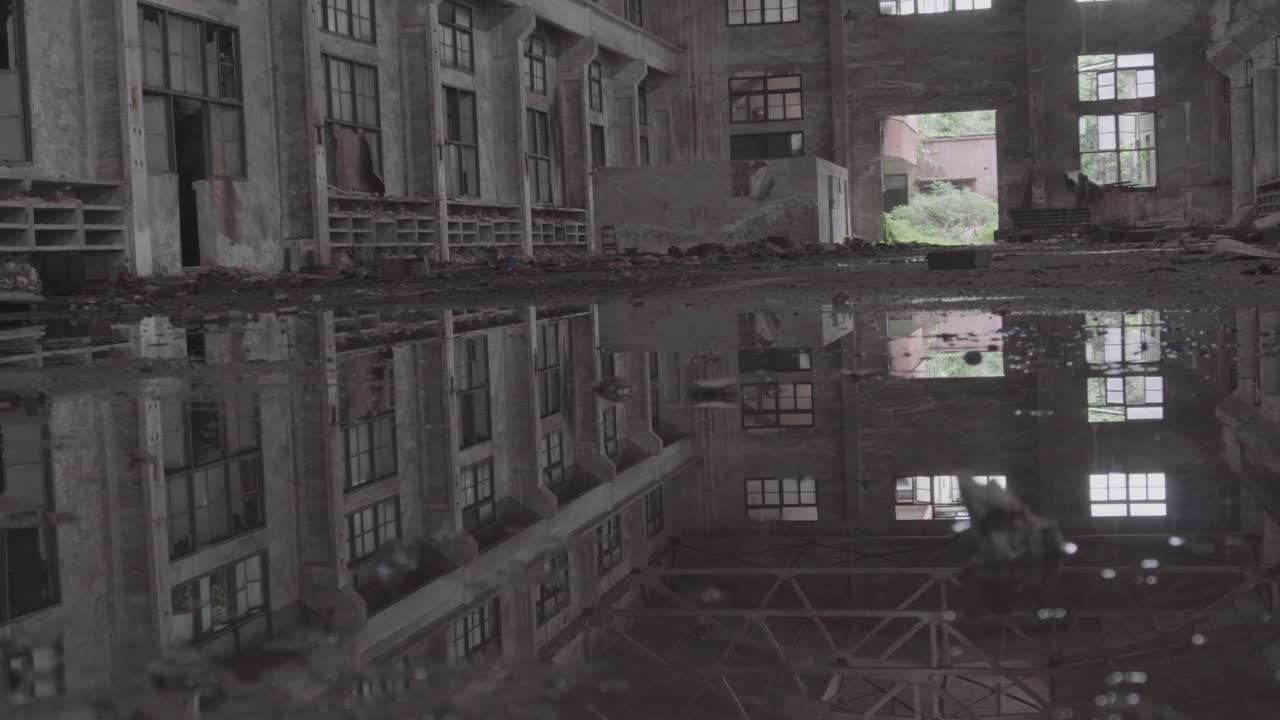 이전된 공장은 망진창이었습니다.