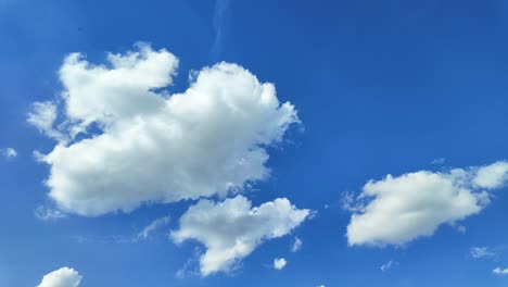 las nubes blancas desaparecen sobre un fondo de cielo azul
