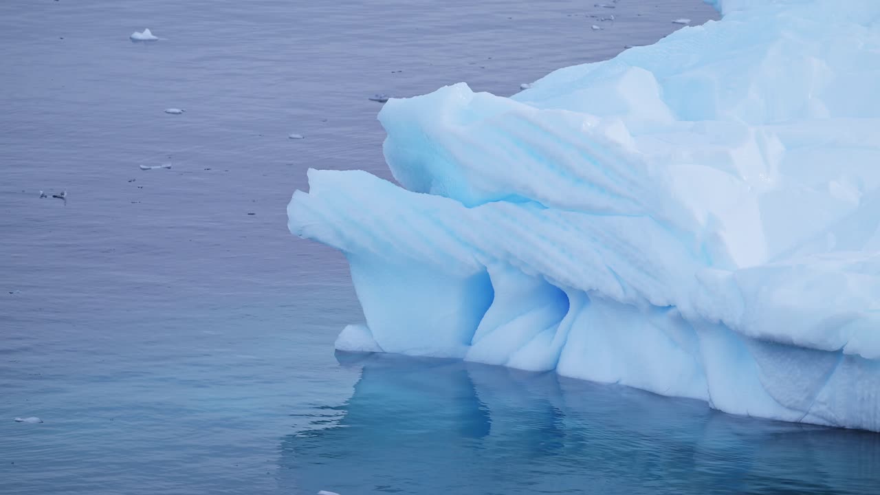 남극의 바다에서 가까이 떠다니는 파란색 빙산, 남극 반도의 빙산과 얼음, 아름다운 모양과 패턴을 가진 바다 물, 겨울의 해경, 빙산 세부 사항, 얼음의 겨울 장면