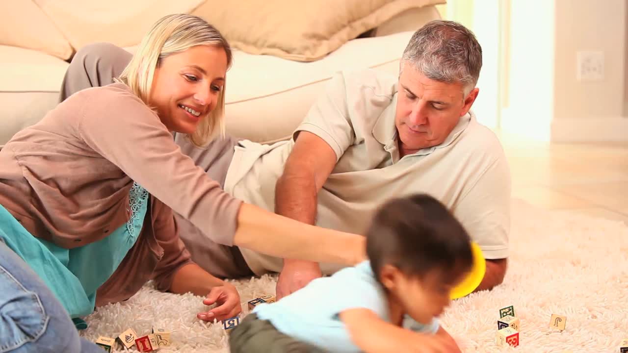 padres jugando con su hijo pequeño