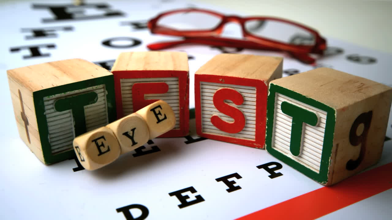 la parola occhio scritta su un dado che cade su un test oculare