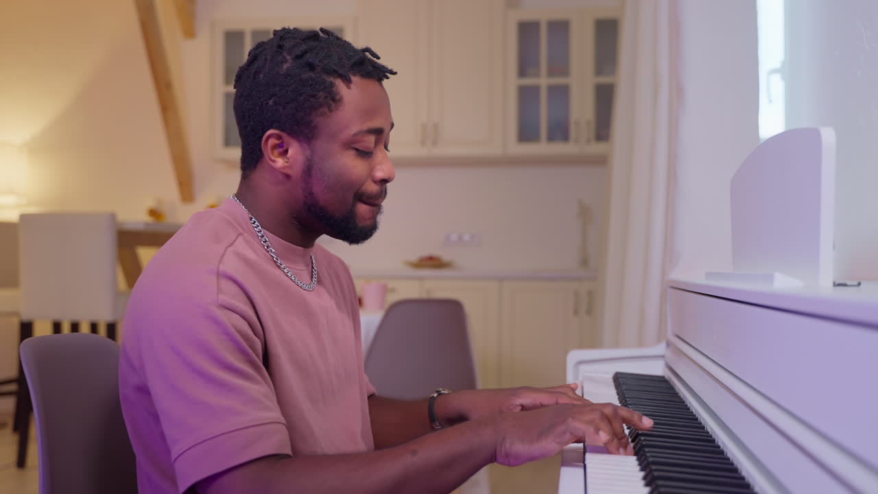 hombre tocando el piano en casa