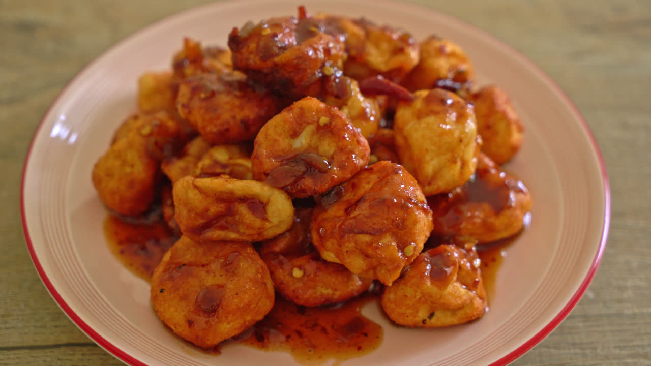 albóndigas fritas con salsa picante - estilo de comida callejera tailandesa