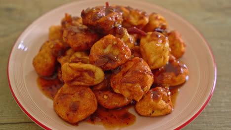 albóndigas fritas con salsa picante - estilo de comida callejera tailandesa