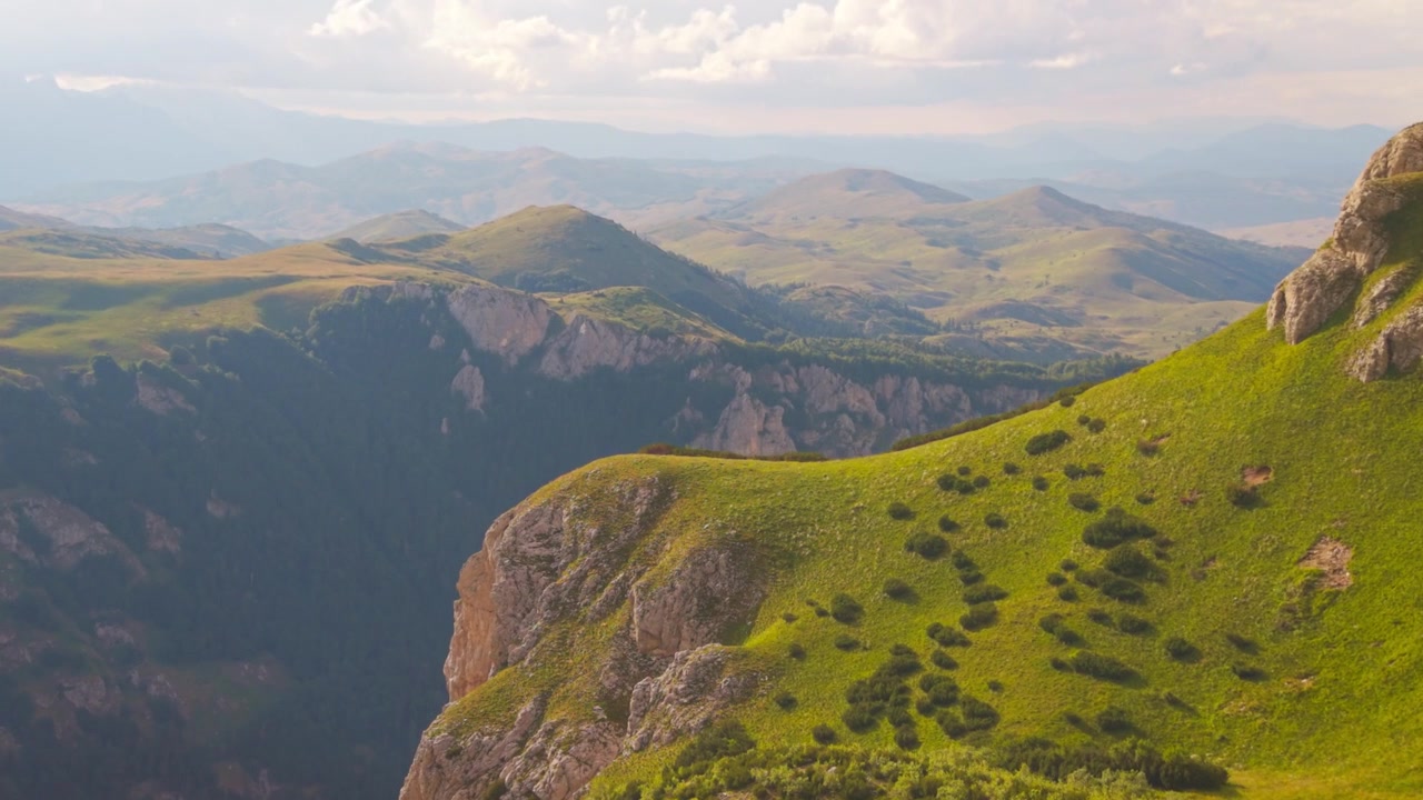 Ampia vista aerea panoramica di creste rocciose e valli montane ondulate nel Parco Nazionale di Durmitor, Montenegro