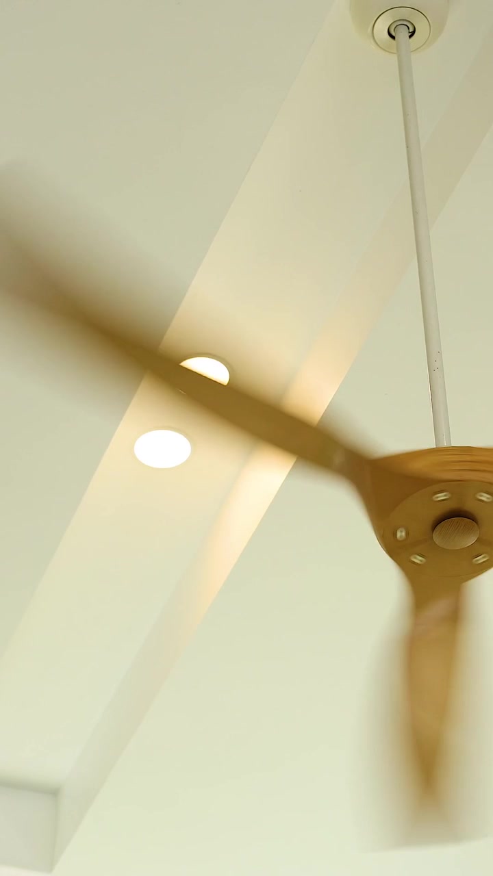 Pale del ventilatore a soffitto che girano in una stanza ben illuminata