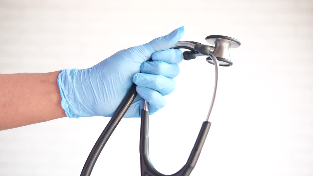 médico con un estetoscopio