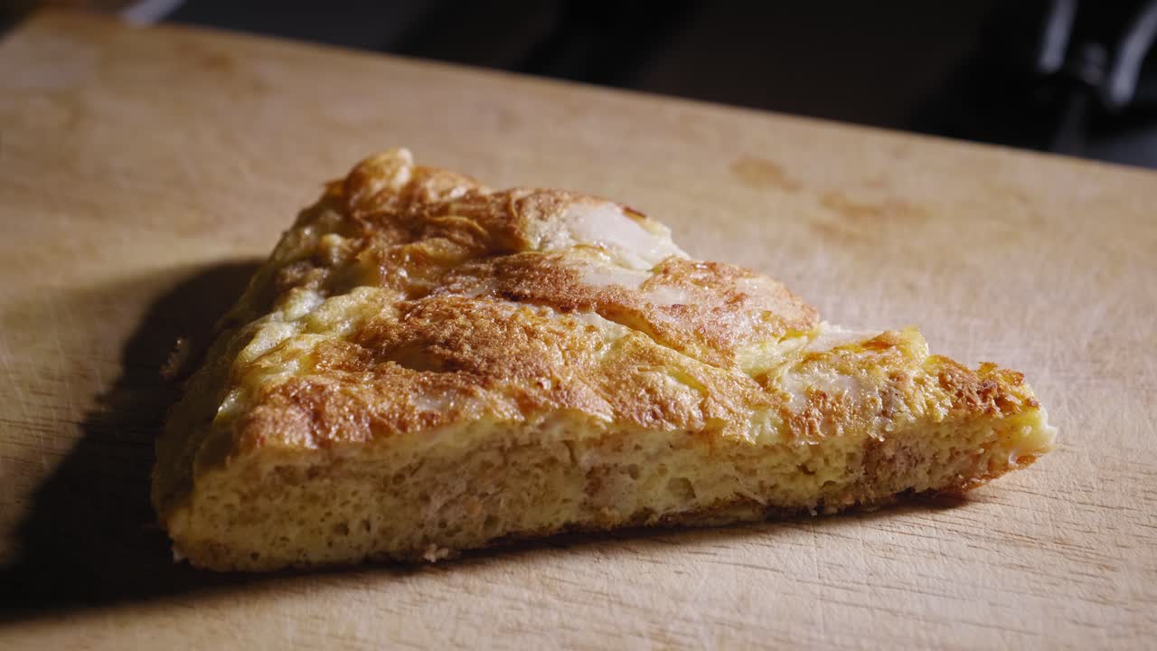 Fetta di omelette con pane tostato fritta per colazione
