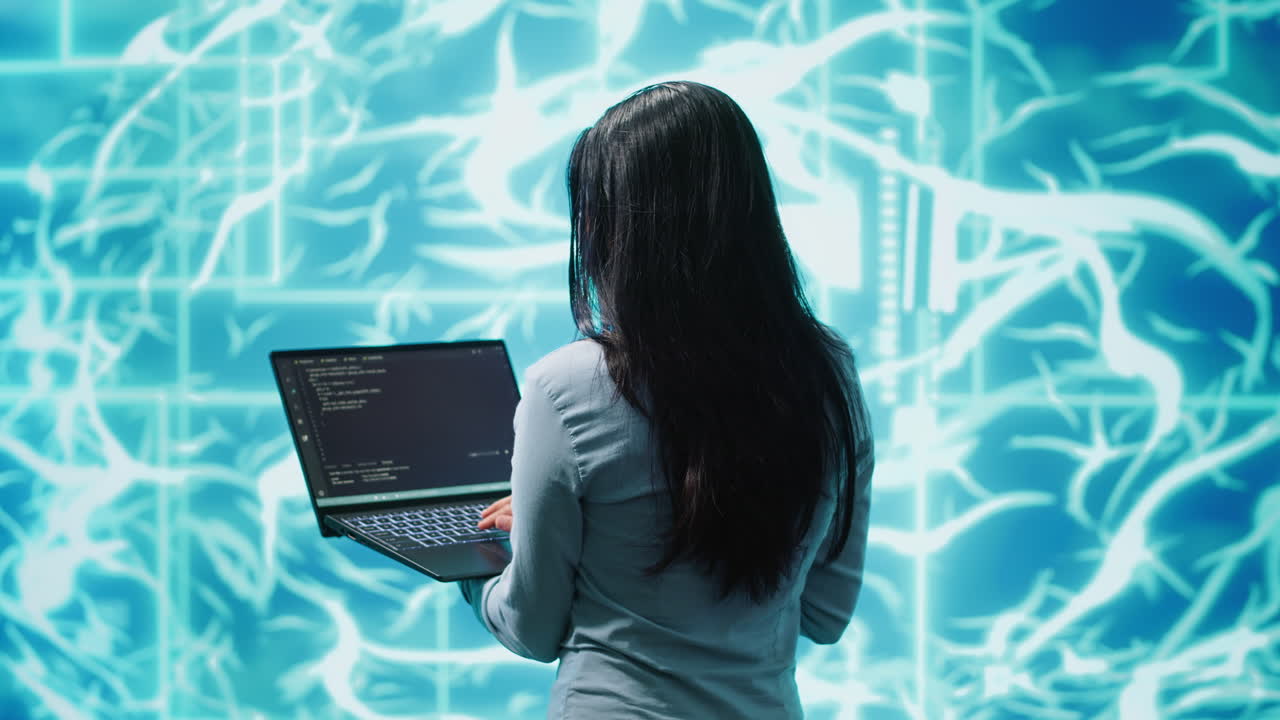 científico informático trabajando en una computadora portátil, programando inteligencia artificial