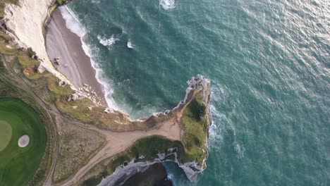 Vista-Aérea-De-Los-Acantilados-De-Tiza-Blanca-Y-Del-Campo-De-Golf-De-Etretat,-En-Normandía.-Atardecer