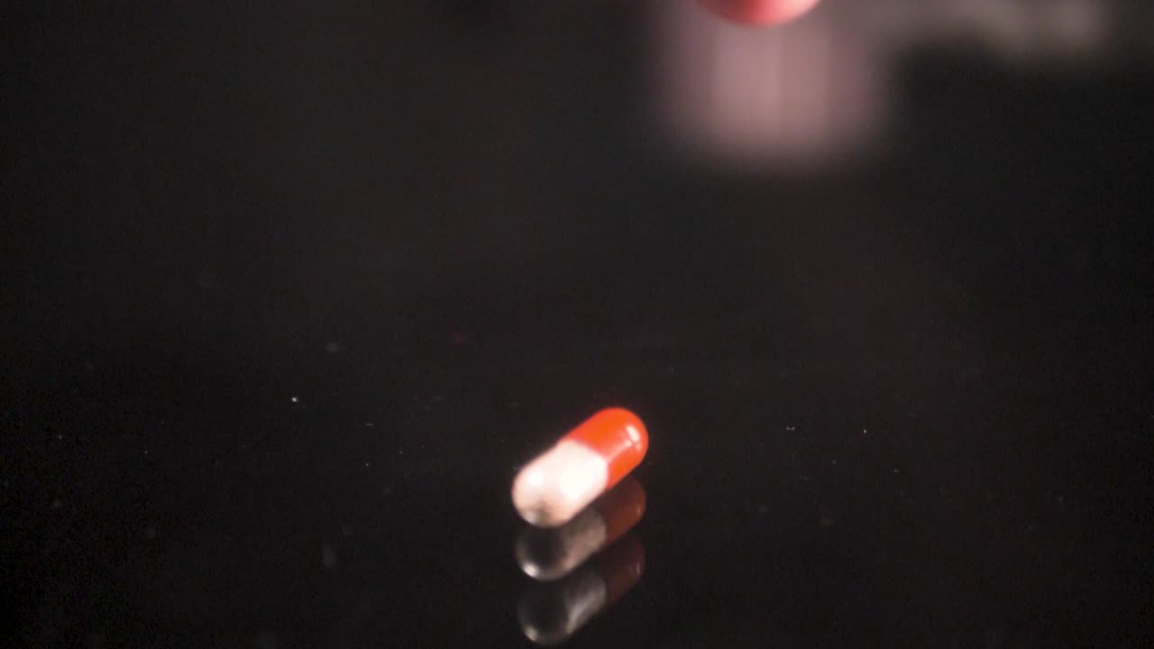 그 남자는 그의 손, 효소, 췌장 치료에서 약을 떨어뜨린다