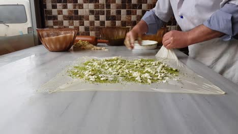 chef preparando el famoso postre turco de gaziantep llamado katmer.