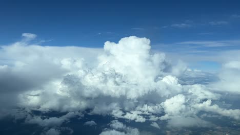 vista aérea desde la cabina de un jet de un enorme cumuloninbus