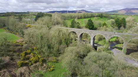 Viadukt-Führt-Durch-Die-Grünen-Länder-Von-Waterford,-Irland