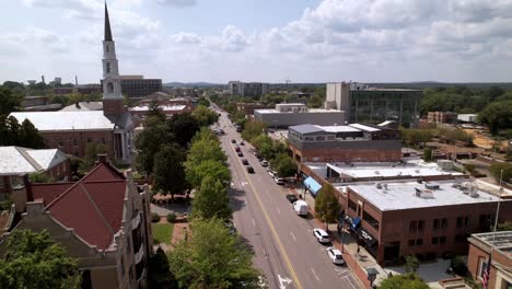 Aerial-fast-flight-down-franklin-street-in-chapel-hill-nc,-north-carolina