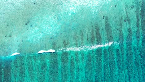 Vista-Aérea-De-Las-Olas-Rompiendo-En-La-Playa-En-Tiempo-Real,-Toma-De-Fondo-En-ángulo-Alto