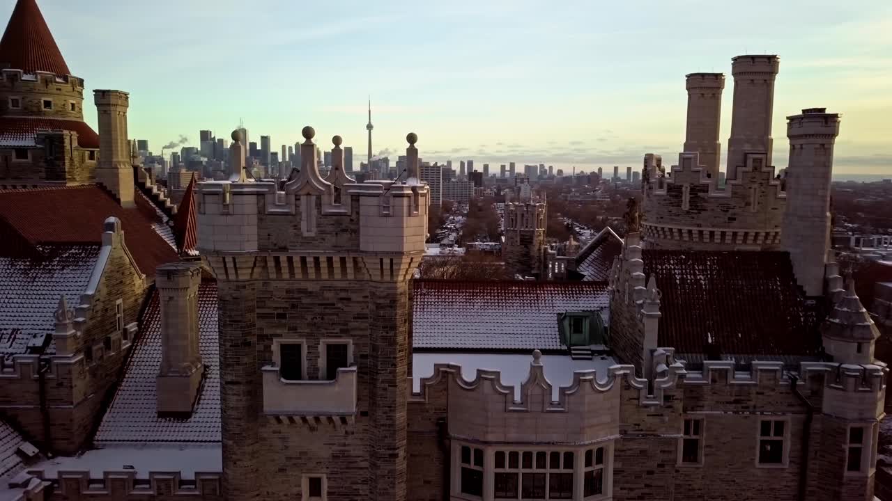 석양의 오래된 성과 현대 도시의 대조, 드론 시차