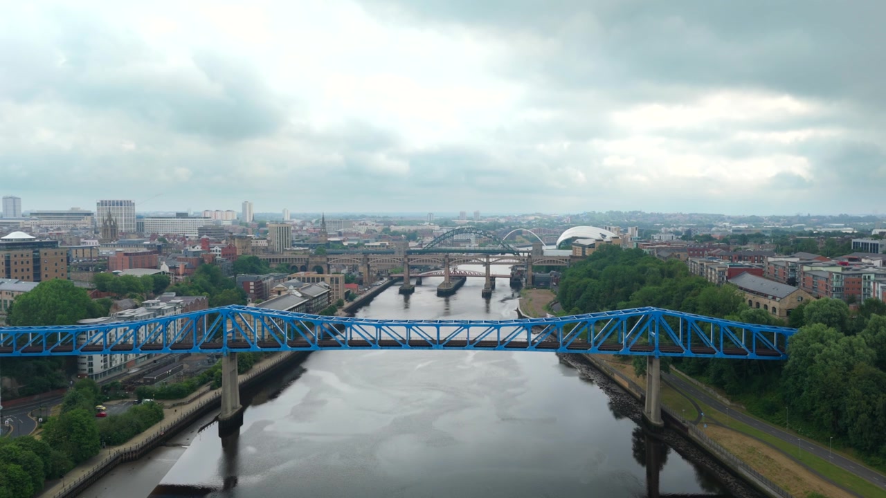 Timelapse aereo statico con vista su iconici ponti fluviali e lo skyline della città di Newcastle, Inghilterra.