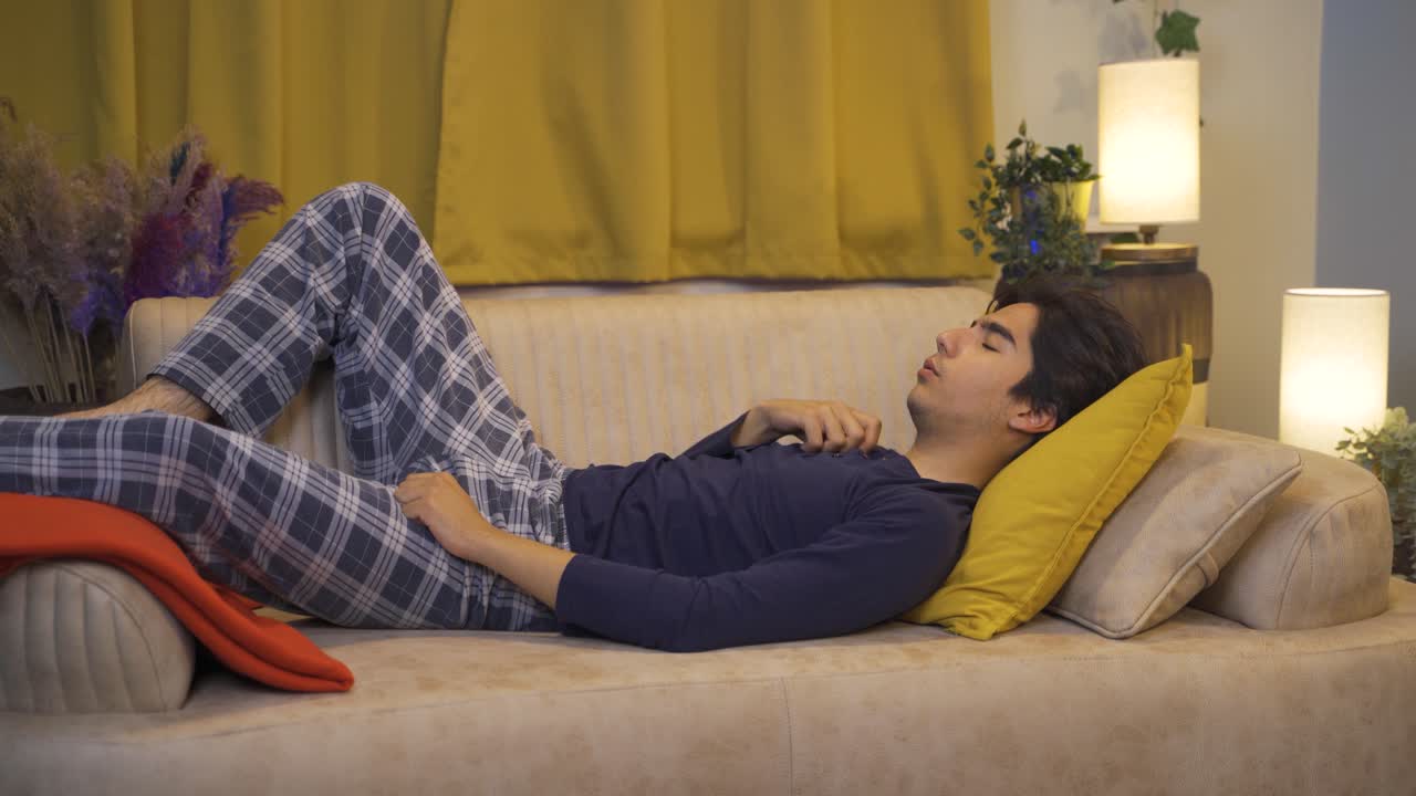 열에 압도되어, 남자는  ⁇ 을 흘리고 수축하고 있습니다.