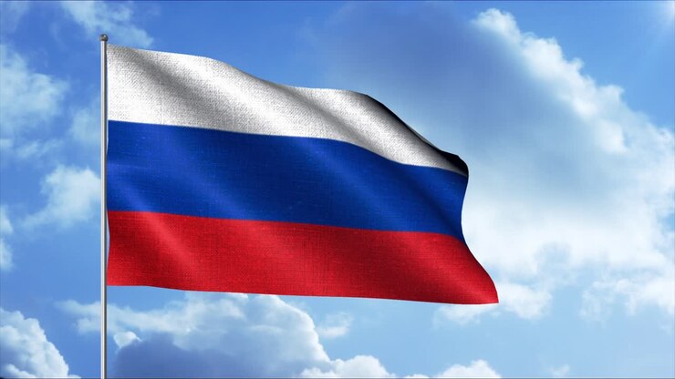 die russische flagge weht im wind.