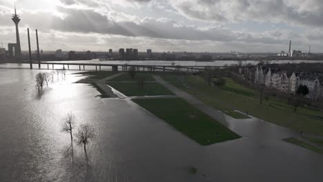 Vista-Por-Drones-Del-Río-Rhein,-Düsseldorf,-Alemania