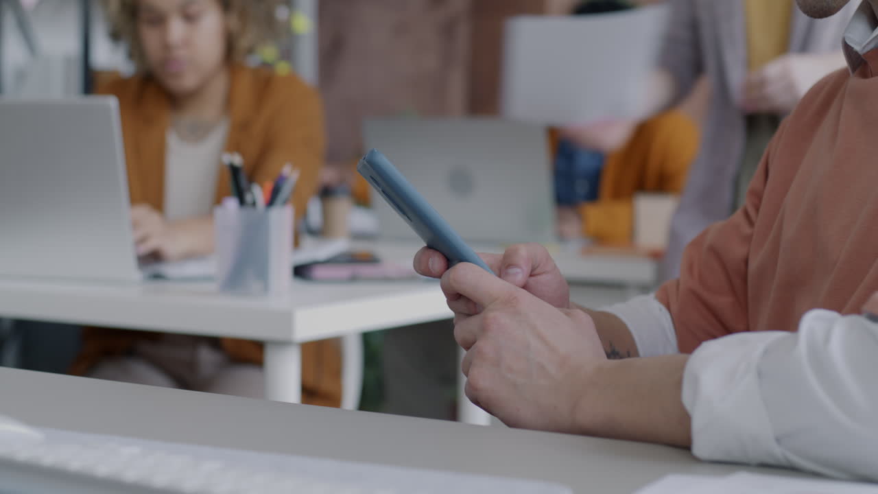 personas de negocios que trabajan en una oficina