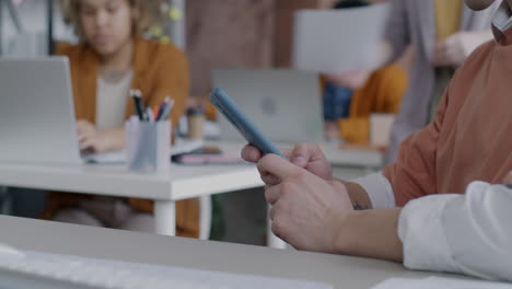 personas de negocios que trabajan en una oficina