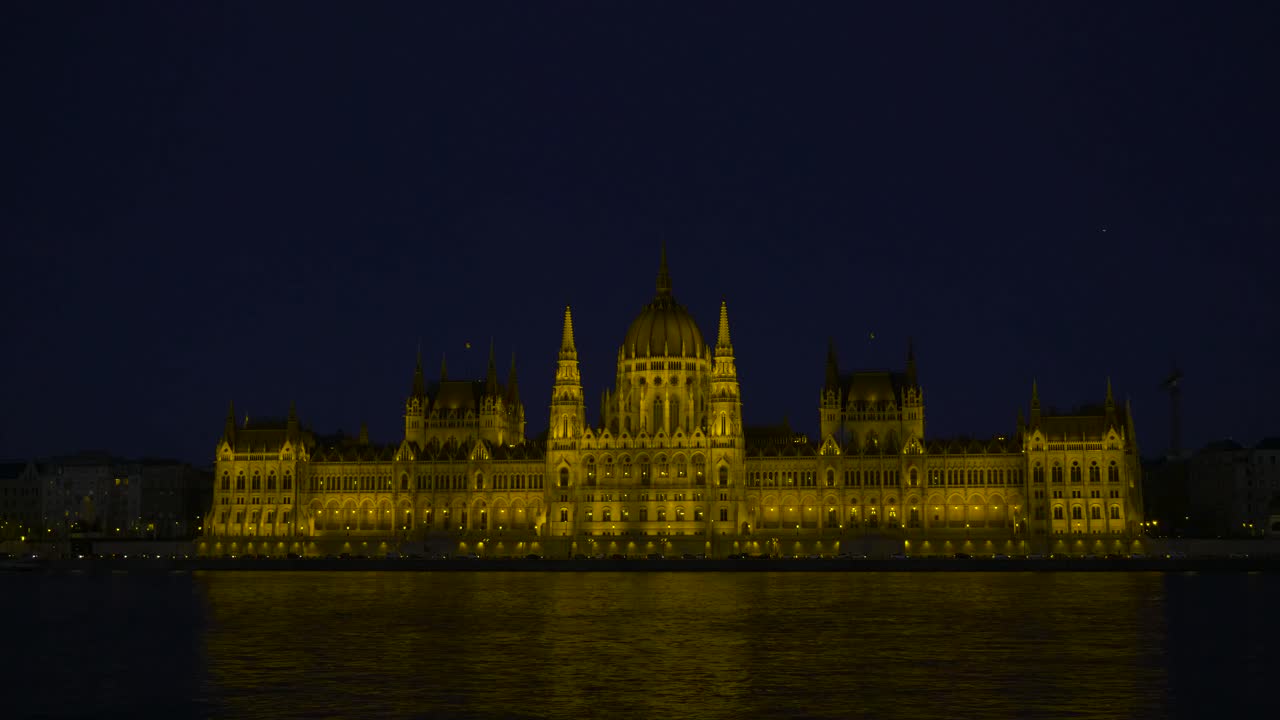 Parlamento di Budapest, ripresa notturna filmata da Batthyány tér lato Buda