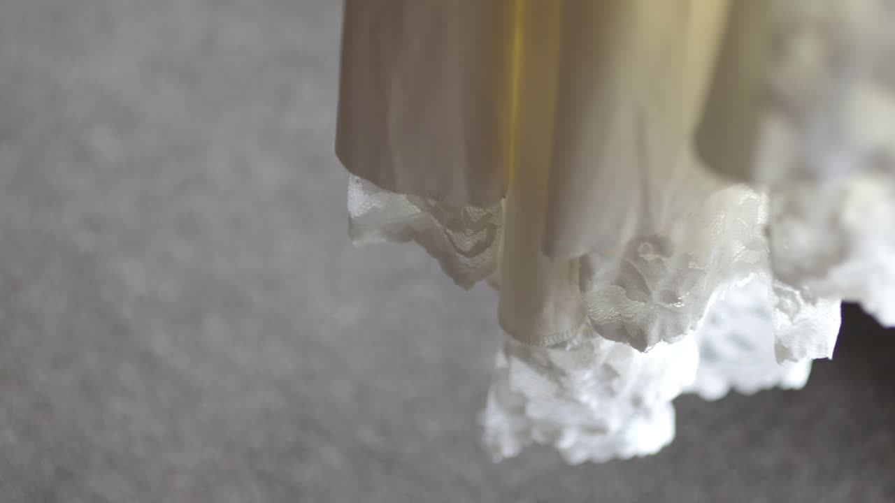 Primo piano sfocato di un abito da sposa con finiture in pizzo
