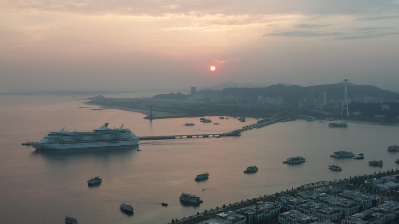 베트남 하롱 만에서 항구에서 출발하는 크루즈 선박