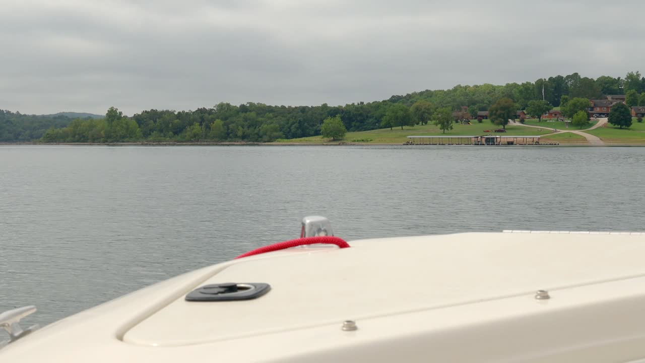미주리 주 테이블 록 호수 기슭을 따라 이동하는 동안 보트의 뱃머리 위로 pov