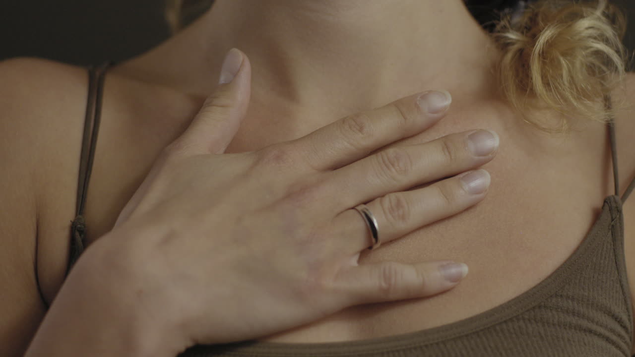 cuello femenino respirando desde el frente 4k