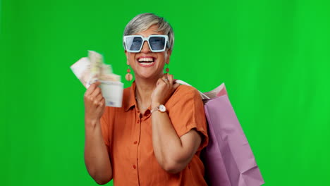 mujer feliz, dinero y bolsas de compras en verde