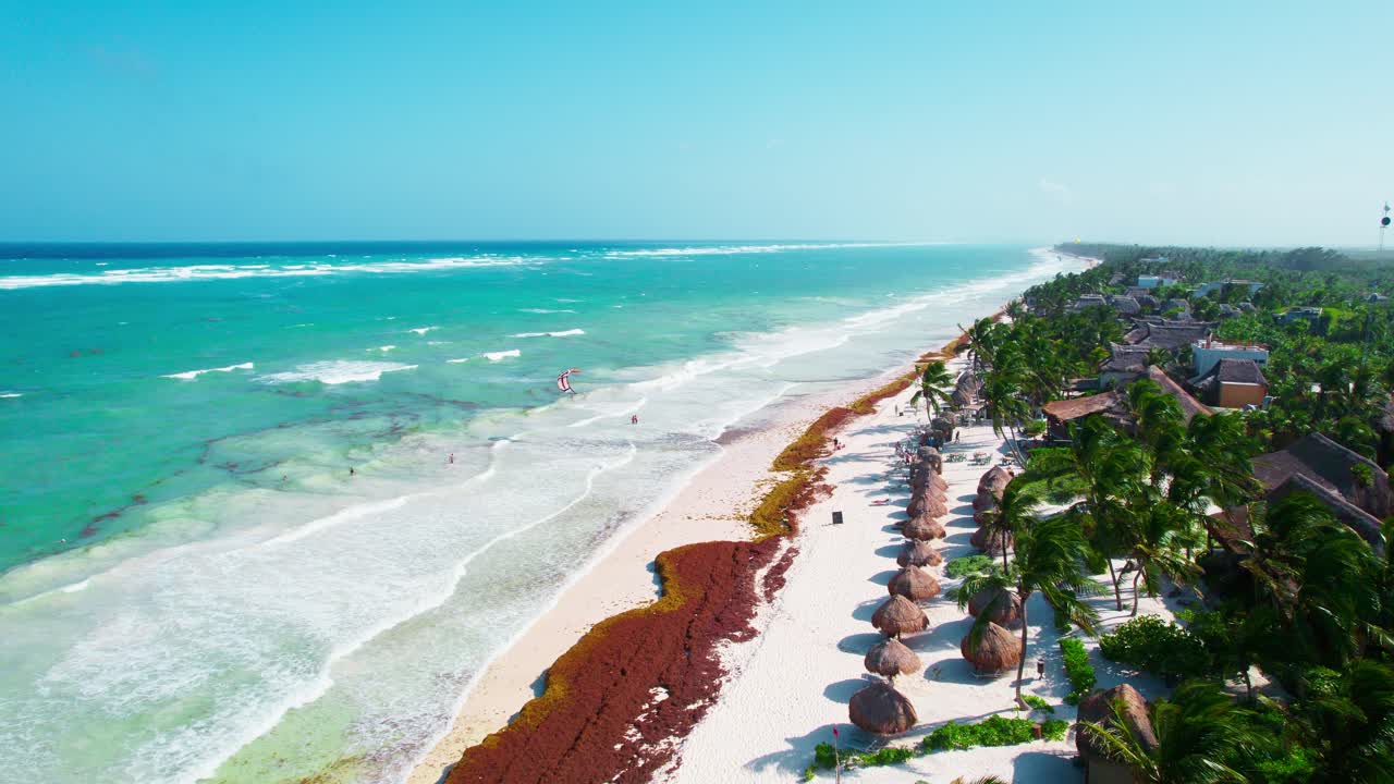 imágenes aéreas de drones volando sobre la hermosa playa de arena blanca del caribe tropical durante el soleado día de verano en méxico