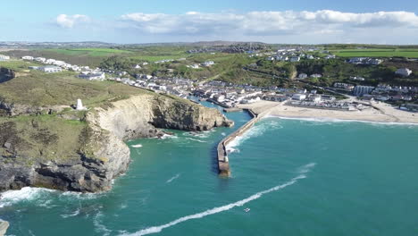 Picturesque-Landscape-Of-Portreath-Village-With-Monkey-Hut-On-Pier-And-The-Pepper-Pot-Lighthouse-On-Summer-In-Redruth,-Cornwall,-England