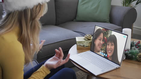 Felices-Amigas-Diversas-Teniendo-Videollamada-Navideña-Con-Laptop,-Cámara-Lenta