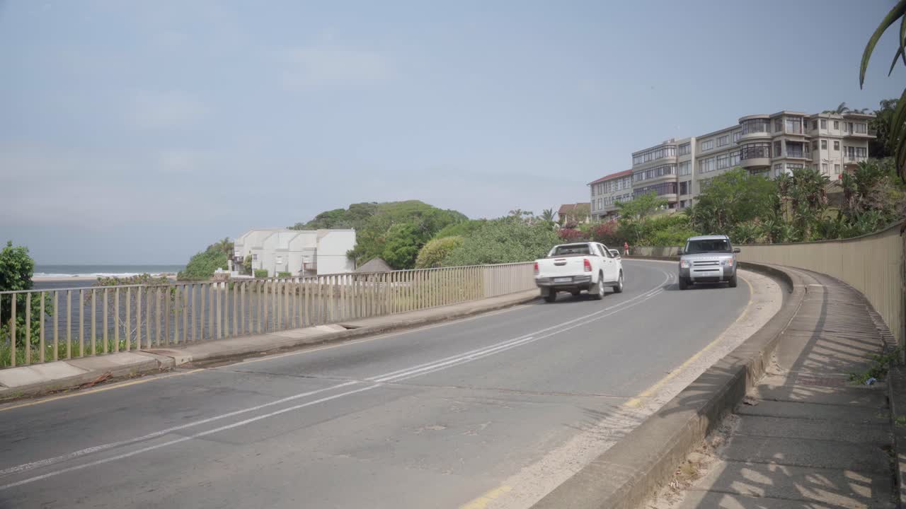 다리 위를 달리는 자동차 클로즈업